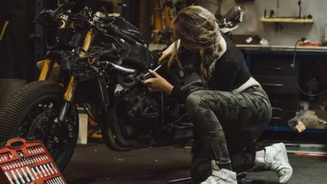 ¡Atención Chicas! Este viernes se dictará un Taller de Mecánica de Motos exclusivo para mujeres (totalmente gratuito en el Centro Cívico Municipal)