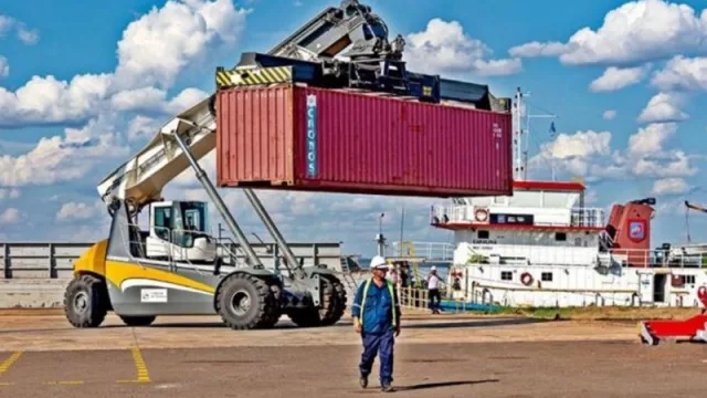 No voy en camión, ¡voy en barco! (transportar carga por el puerto cuesta la mitad que hacerlo por vía terrestre)