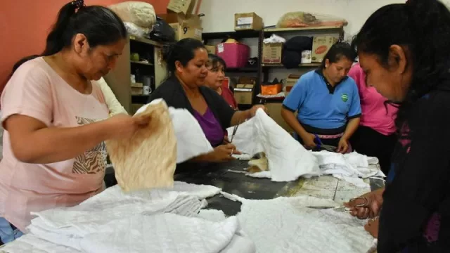 El interior también existe: Cuatro fábricas textiles de Aguaray fabricarán delantales (por un acuerdo con el Gobierno)