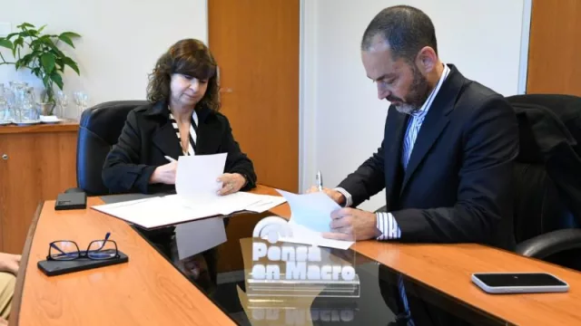 Una vez más el Banco Macro se comprometió con el cuidado de la plaza 9 de Julio