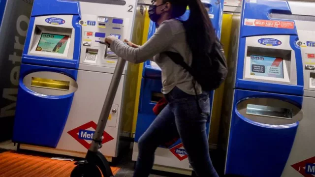 La Comunidad de Madrid extiende a 2027 la prohibición de acceso en patinete eléctrico al transporte público