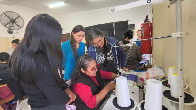 Todos los CIC de la ciudad ya cuentan con máquinas industriales de costura (para el dictado de cursos y capacitaciones)