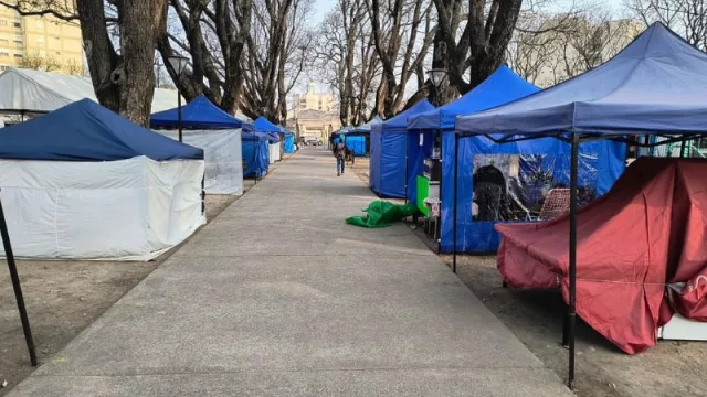 ¡Ya está todo listo! Desde ayer la tradicional Feria del Milagro volvió a instalarse (pero está vez, en el parque San Martín)