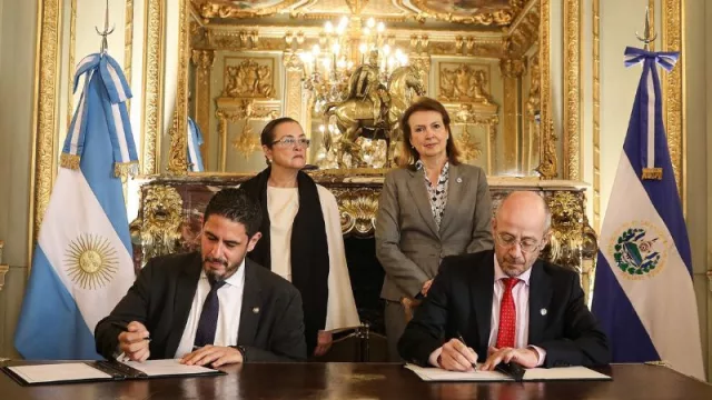 Argentina y El Salvador firman un memorando para impulsar cooperación nuclear