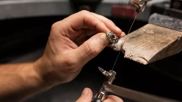 Dictarán un taller gratuito de joyería en el Mercado Artesanal de Salta