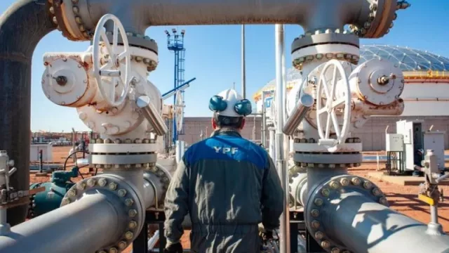 YPF incrementa un 36% la producción de petróleo en Vaca Muerta y fortalece su presencia internacional