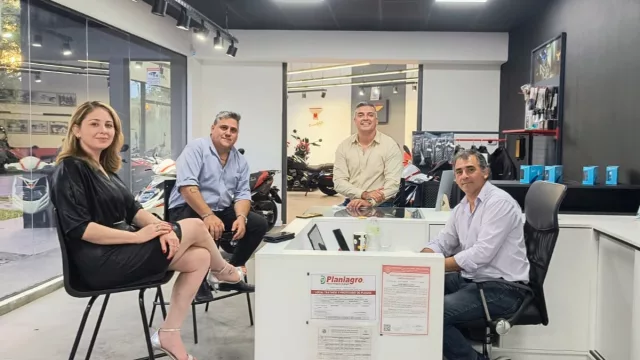 Benavides Motos presentó la Calibro, el nuevo modelo de MotoMorini (la belleza italiana desembarcó en San Lorenzo)