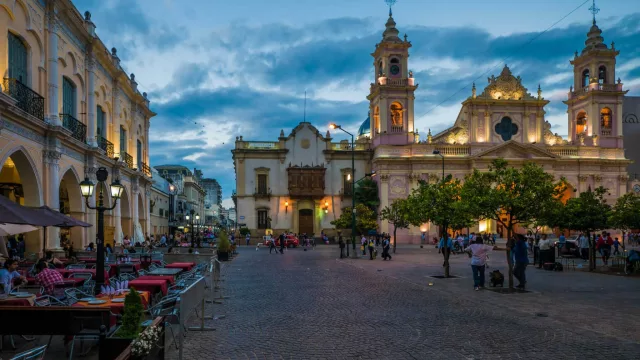 Buscan ordenar y mejorar la oferta gastronómica en la plaza 9 de Julio (y te contamos qué propuesta se discutieron)