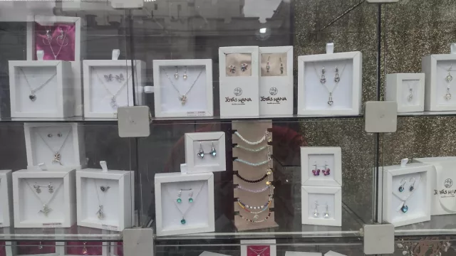 ¿Una joya de regalo o una escapada romántica? Son dos opciones para aquellos valentines muy enamorados