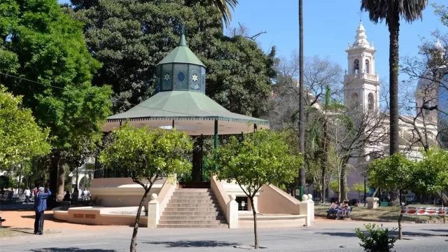 Banco Macro renovó con el municipio el acuerdo por el mantenimiento de la plaza 9 de Julio