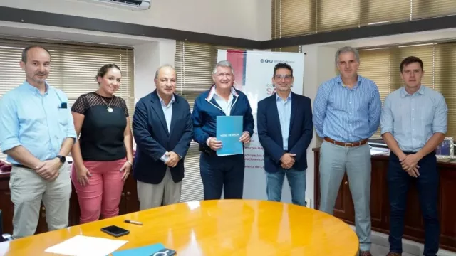 Acuerdo entre la Cámara de Comercio y el Gobierno para capacitar jóvenes para su primer empleo