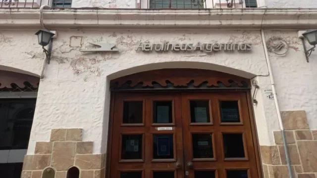 La histórica oficina de Aerolíneas Argentinas de calle Caseros cierra sus puertas