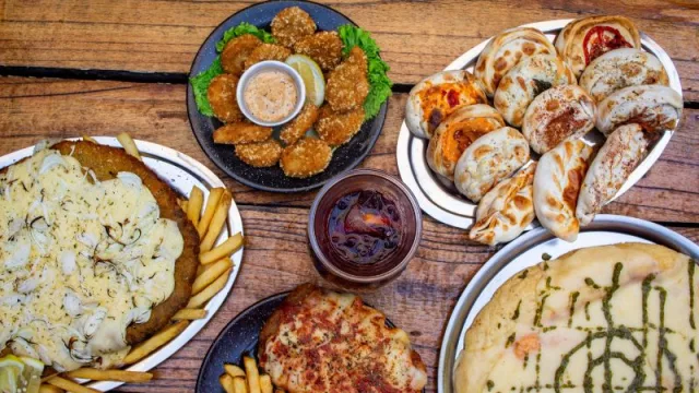 Milanesas gigantes, pizzas XL y jarras para compartir, la nueva propuesta de las franquicias Growlers para disfrutar entre amigos
