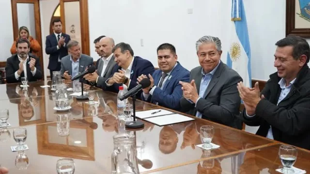 Avanza una obra vial clave para Vaca Muerta: empresas y gobierno acuerdan pavimentación estratégica en Añelo