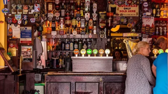 Los gallegos mantienen su fidelidad a los bares pese a la inflación, según un estudio de Suntory Beverage & Food Spain