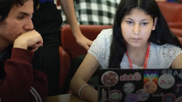 Google y Junior Achievement anuncian becas de formación en tecnología para jóvenes de hasta 29 años