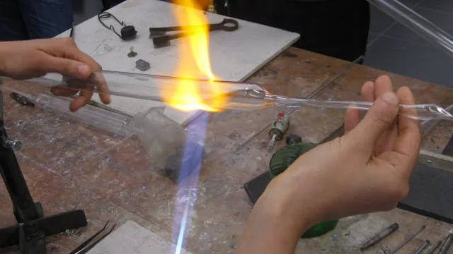 ¡Atención artesanos! Darán un taller de vidrio a la flama en el Mercado Artesanal de Salta