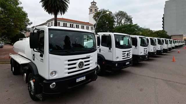 Zamora reforzó la inversión en infraestructura hídrica con la entrega de 15 camiones tanque