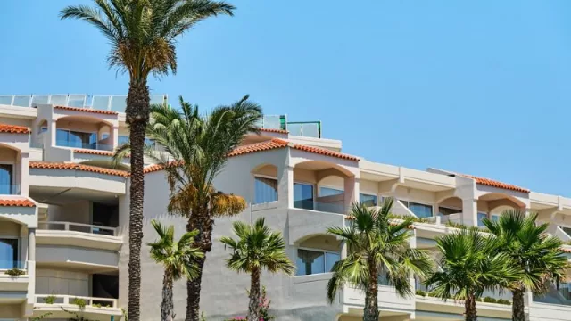 El alquiler de verano en Baleares, Costa Brava y Costa de la Luz iguala los ingresos anuales de sus capitales de provincia