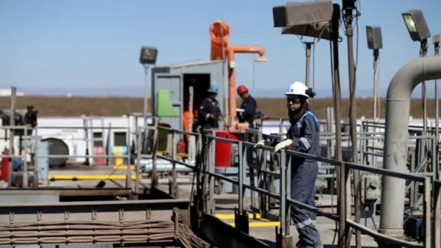 La producción de petróleo y gas registró subas en julio y el 65% provino de Vaca Muerta