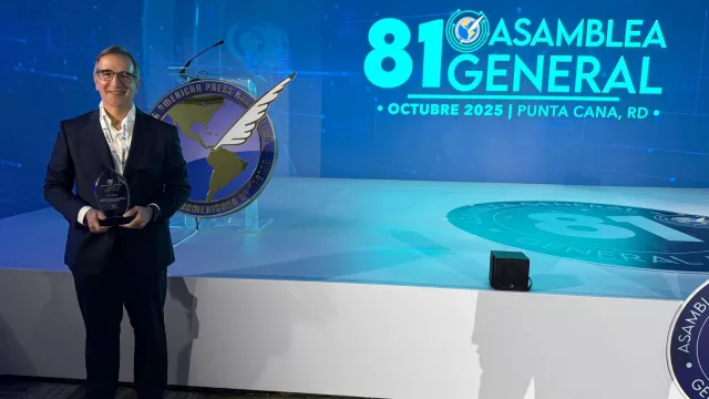 Telecom recibió el reconocimiento “Gran Amigo de la Prensa” por su programa Redacciones5G