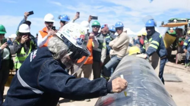 Río Negro celebró la última soldadura del oleoducto Vaca Muerta Oil Sur