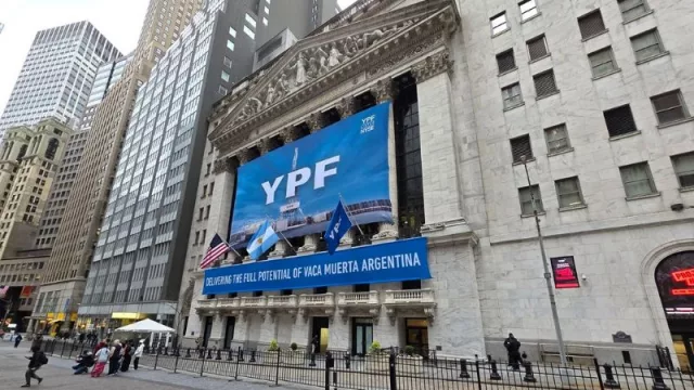 Santander reafirma su compromiso con el desarrollo energético argentino (y acompaña a YPF en una nueva operación por US$ 700 millones)