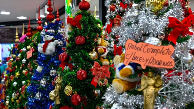 Armar el arbolito 2025: cuánto gastarán las familias santiagueñas (crece la demanda de decoración azul en el centro)