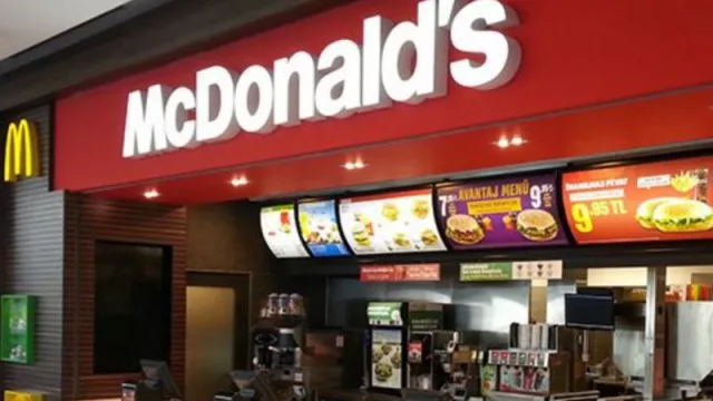 2026, la muerte del "No Lugar": ¿Qué es y por qué McDonald 's, KFC y todo el retail deben abandonarlo?