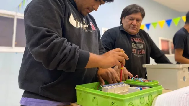 ¿Querés aprender electricidad? Sumate a este taller teórico y práctico en el CIC de Solidaridad