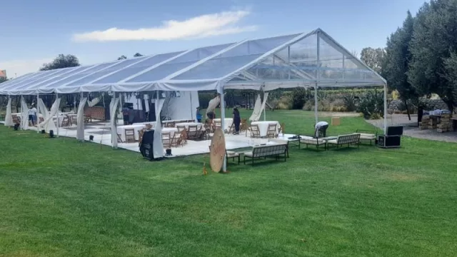 Revolución al aire libre: el emprendimiento familiar que reemplazó los salones por carpas de vanguardia