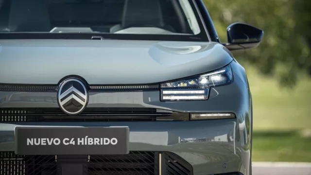 Citroën lanza su primer electrificado en Argentina: así es el nuevo C4 Híbrido (diseño disruptivo y foco en confort)