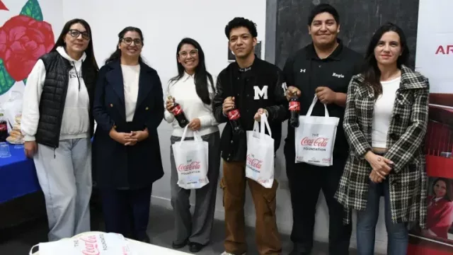 Impulso tecnológico: Coca Cola y la Municipalidad entregaron 30 tablets a emprendedores