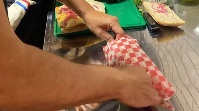 Antes de su inauguración, El Obrador prueba sus sándwiches con clientes (en modo “Avant Premier”)