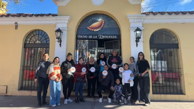 Puesteras del Patio de la Empanada recibieron el sello de “Auténtica Empanada Salteña”