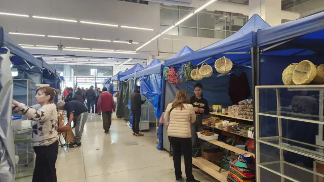 Trasladaron a puesteros del Mercado San Miguel a 20 de Febrero 37 (el ex super Carrefour)