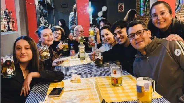 Sticker & Beer: el plan que mezcla cerveza, creatividad y nuevas amistades