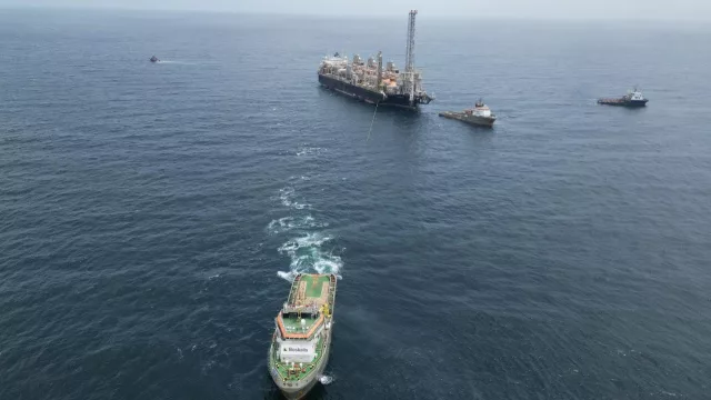 El primer buque del proyecto de GNL ya inició su preparación para operar frente a Río Negro