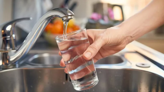 El ENRESP autorizó un aumento del 2,1 % en la tarifa de agua y postergó un recargo extra