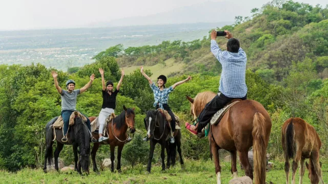 Entre cerros y galopes: sumate a la aventura de descubrir Salta a caballo