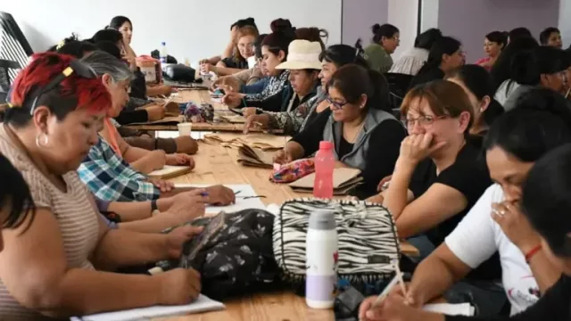 Dictan un taller de marroquinería para emprender en el Día de la Madre