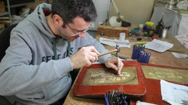 Aprendé orfebrería gratis: el Mercado Artesanal dictará un taller exclusivo de cadenas