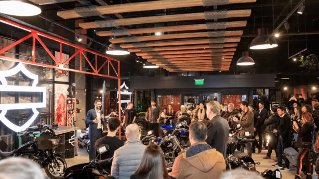 Nike cae, Adidas crece, McD reinvierte: dar más para vender más (el nuevo modelo de comercialización hoy) ¿Lo entiendes?