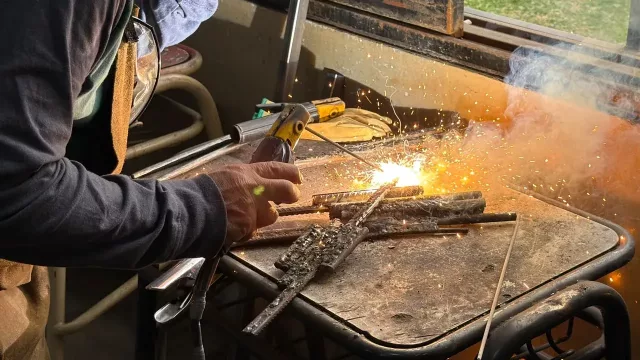 La Escuela de Emprendedores recibió cuatro soldadoras por parte de la empresa Temet
